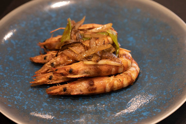 GAMBONES SALTEADOS CON SALSA SATAY