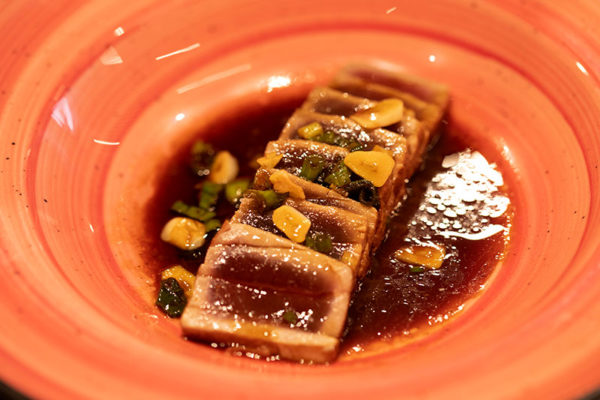 ATÚN SALTEADO CON SALSA DE TATAKI