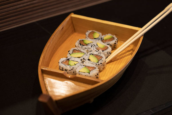 URA MAKI DE SALMÓN Y AGUACATE